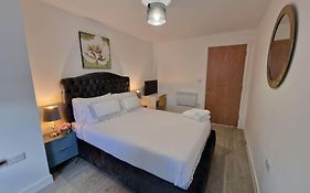 Luxury 2 Bed, 2 Bath Apartment - The Quays
